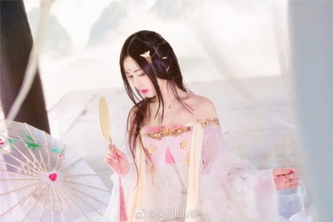 我真的要为这次镇魔曲出的新职业迦楼罗·殊音爆灯！殊音：@英俊lulu酱，摄影：@琬儿er，后期协力：@_凰先森_，@安小小小鱼